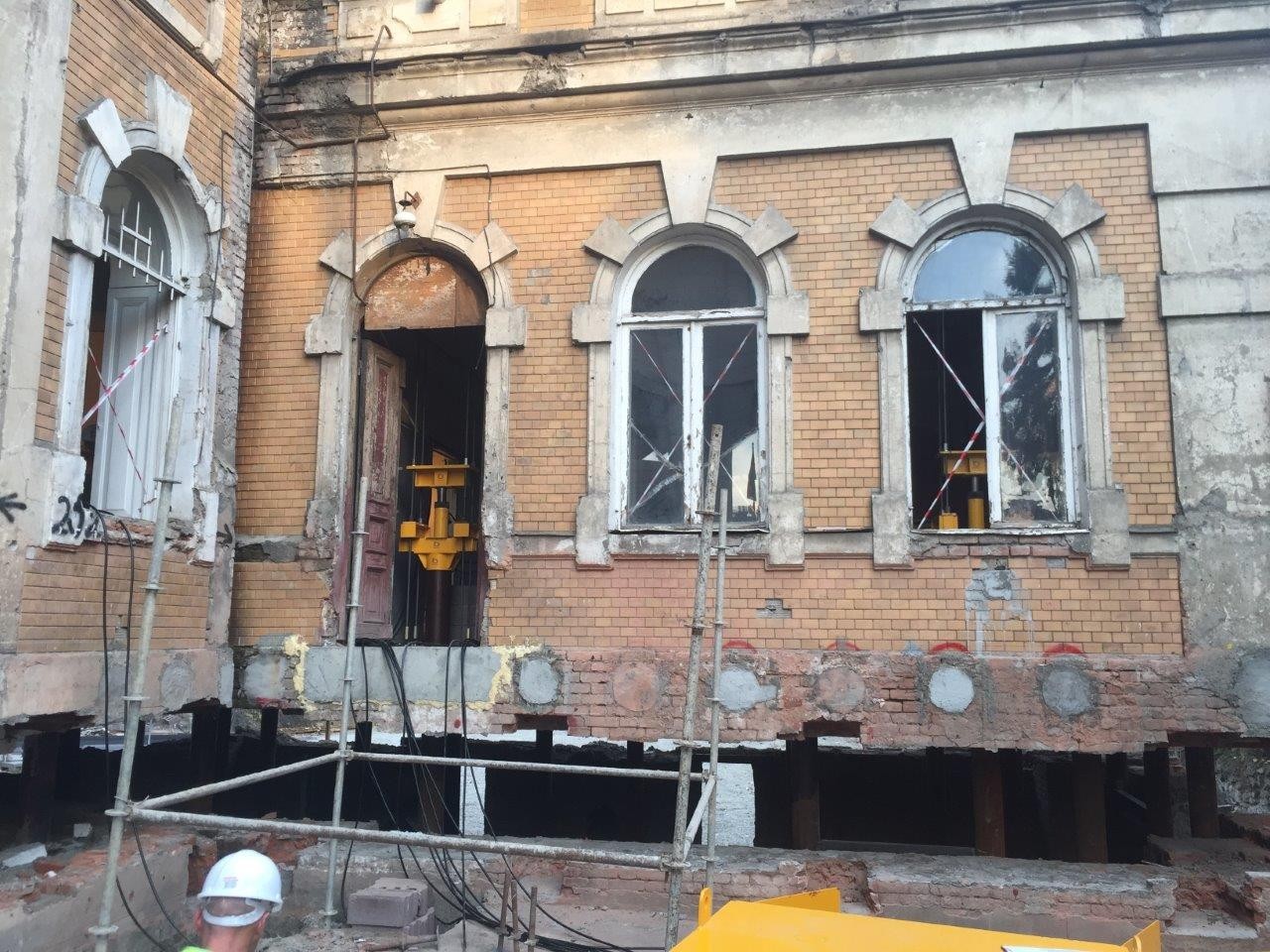 Lifting a Historic Building for Renovation