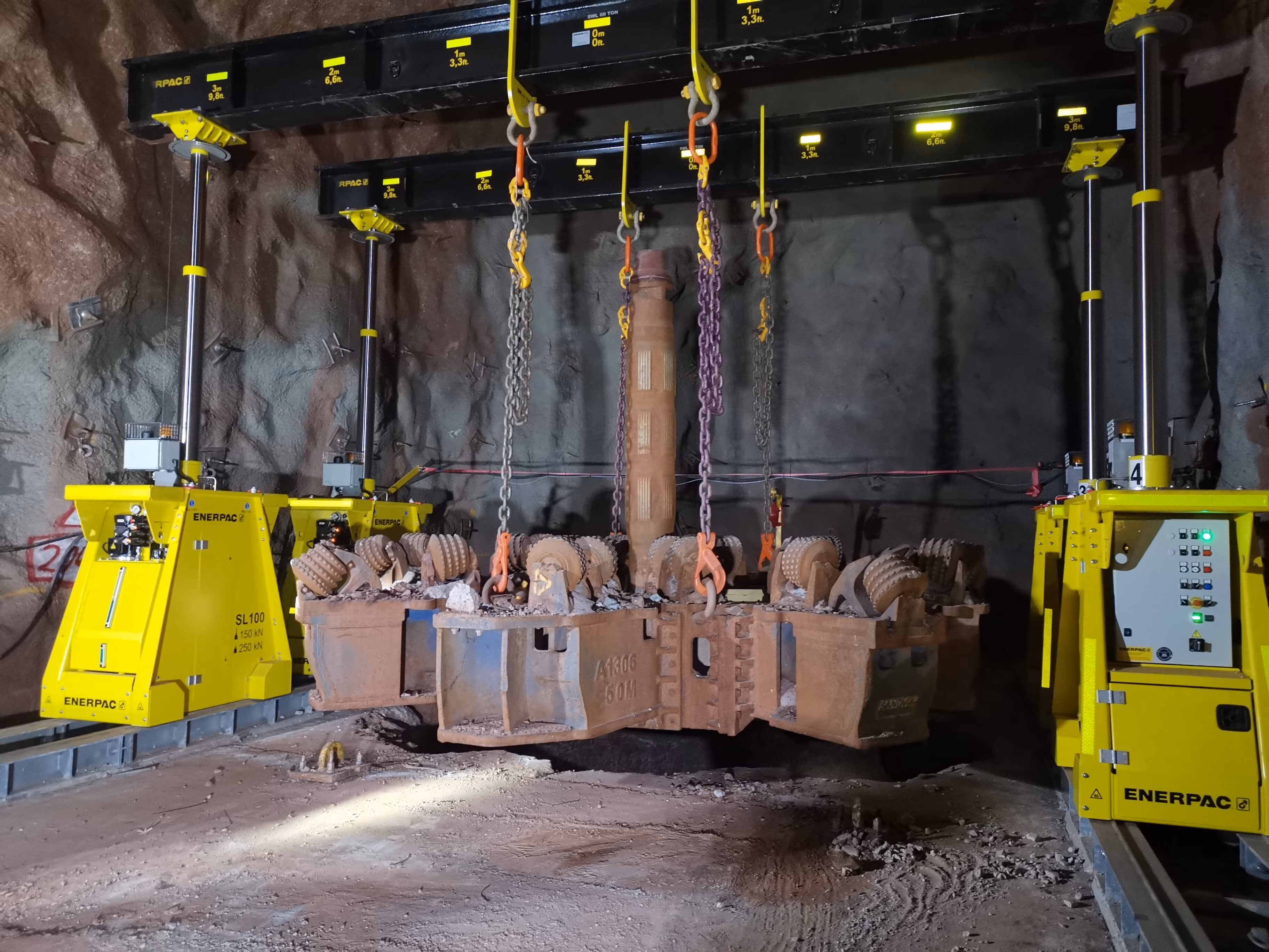 Removing Large Diameter Reamers with an SL100 Hydraulic Gantry System