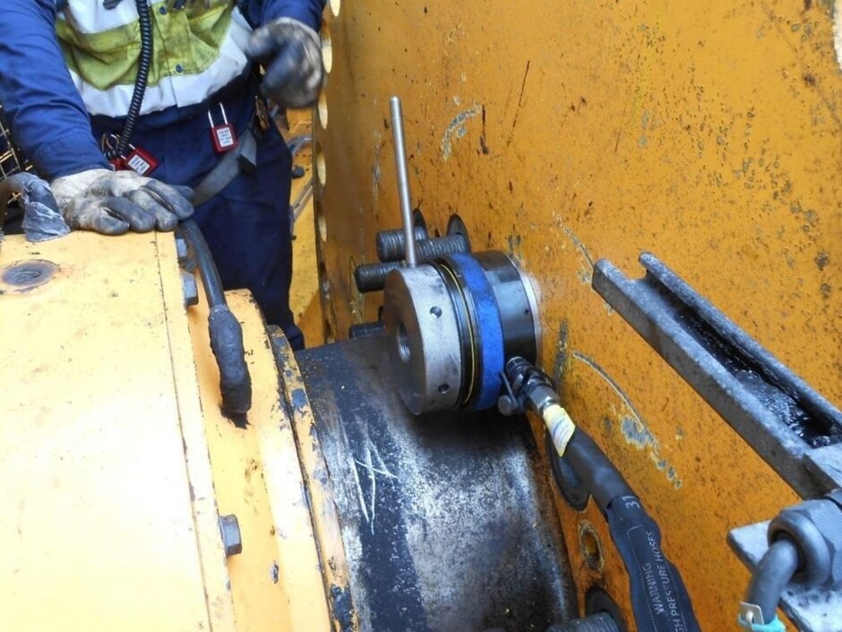Stud Removal on a Stacker Reclaimer with Hydraulic Tensioners
