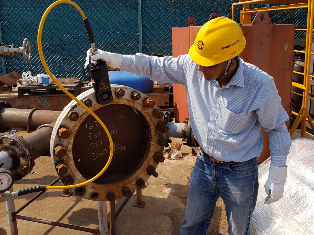 Safely Removing Corroded Nuts with a Hydraulic Nut Cutter