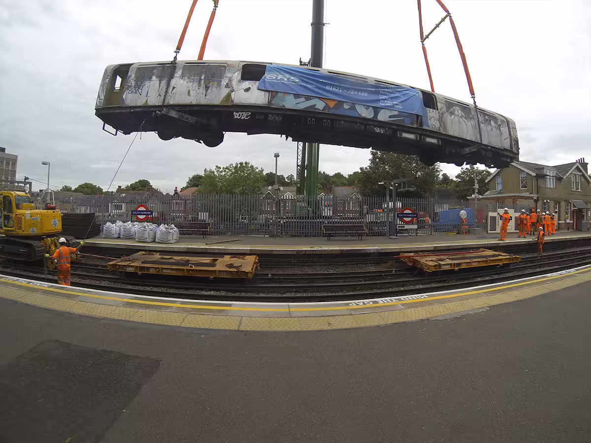 Removal of Decommissioned Tube Trains with a Hydraulic Gantry